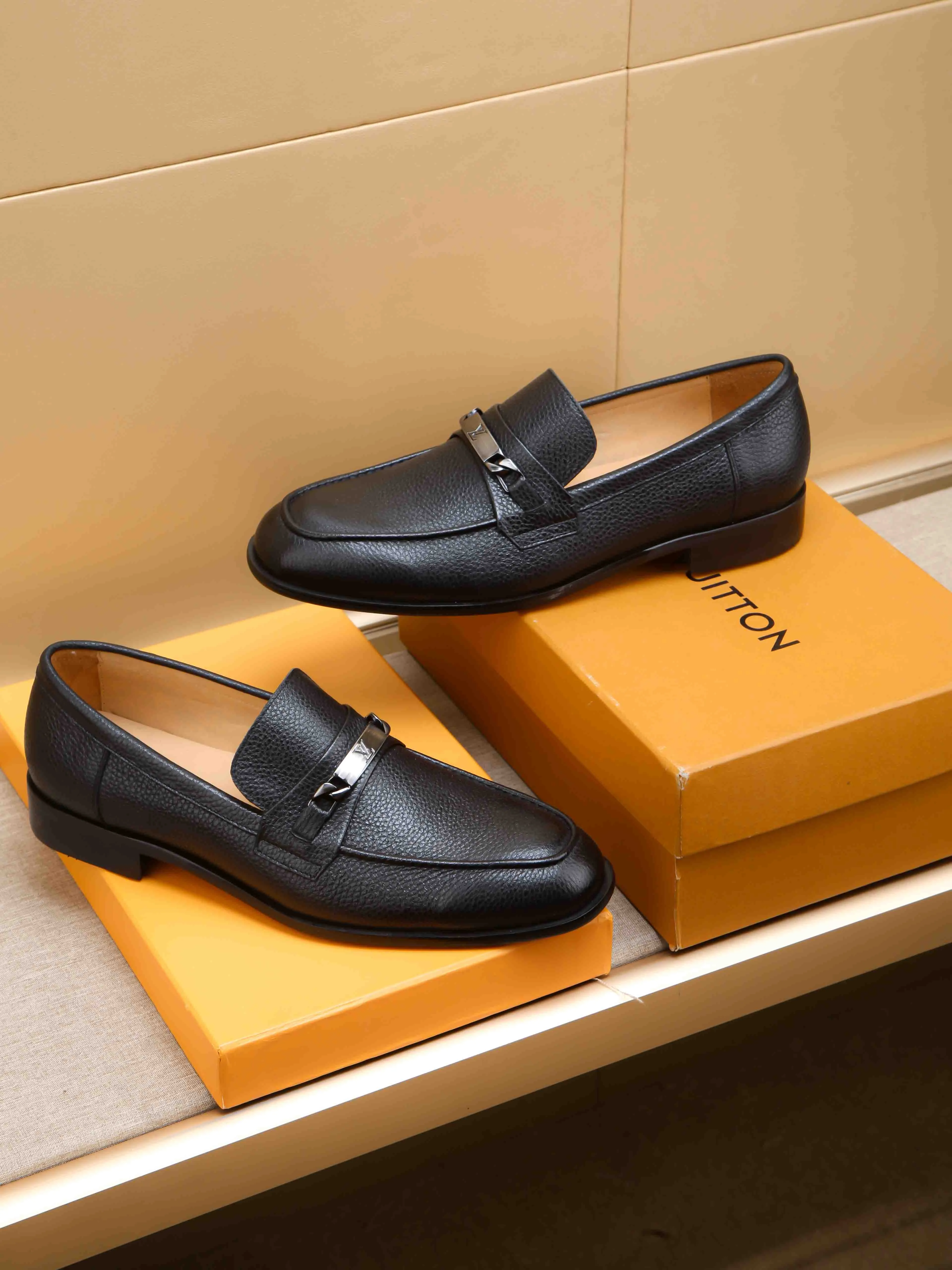 Men's shoes 💰 460 💰 Louis Vuitton LV ® 🆕 model 🔛Full shoe counter, first layer cowhide, 🐂leather lined casual shoes for men, super soft outsole, essential for driving. Counter synchronization, original first layer cowhide, completely 1:1 mold customization🌹top version, color optional! Number: 39-44 (customized at 38.45)